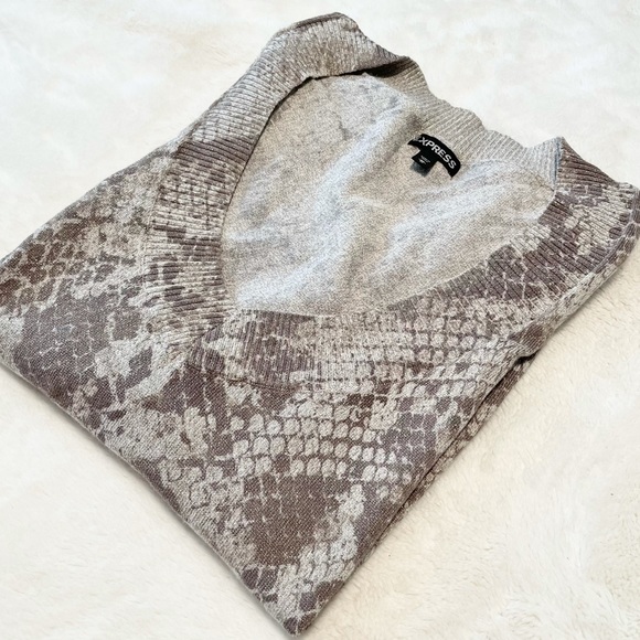 Women’s Express V-Neck Metallic Sweater - Picture 7 of 16